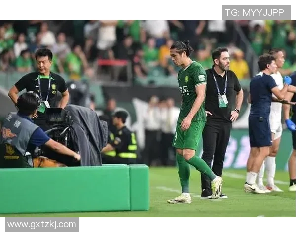 足球明星因涉嫌犯罪入狱引发社会关注众人议论纷纷反思其行为后果